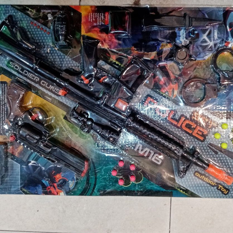 ست تفنگ M16 و هفت تیر بادی تیرپران همراه لوازم بیسیم و چاقو و نشان و دستبند و نارنجک آرمان کد5153