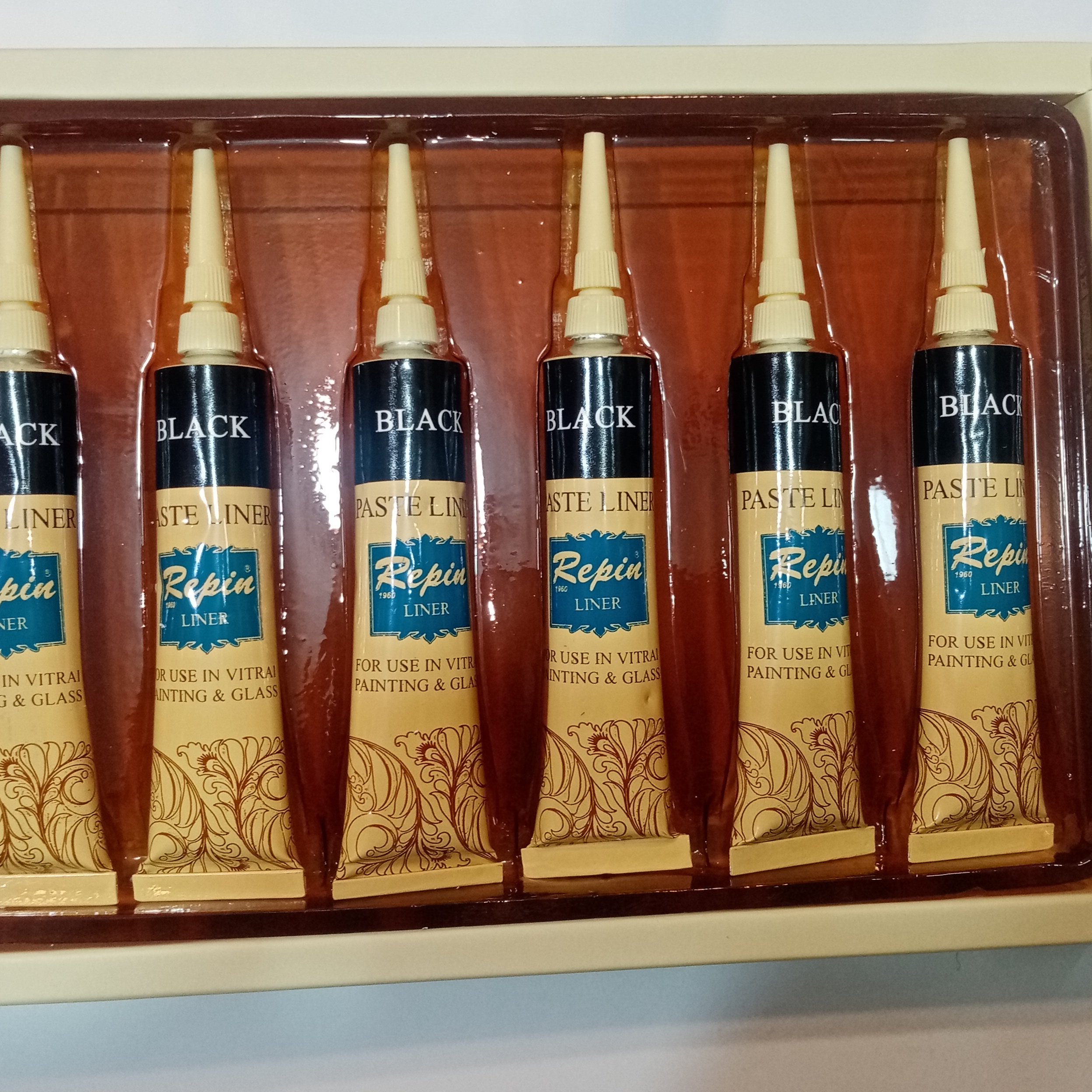 خمیر دورگیر ویترای طراحی رنگ مشکی دور گیر مارک رپین و مارک اسن
